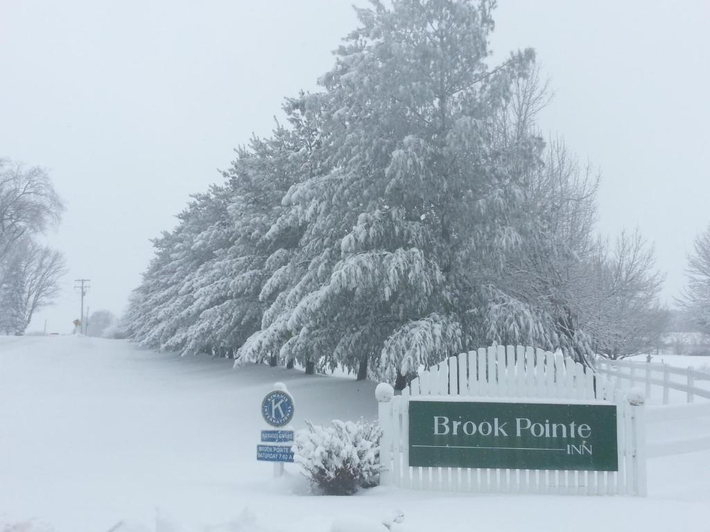 Brook Pointe Inn Syracuse Экстерьер фото